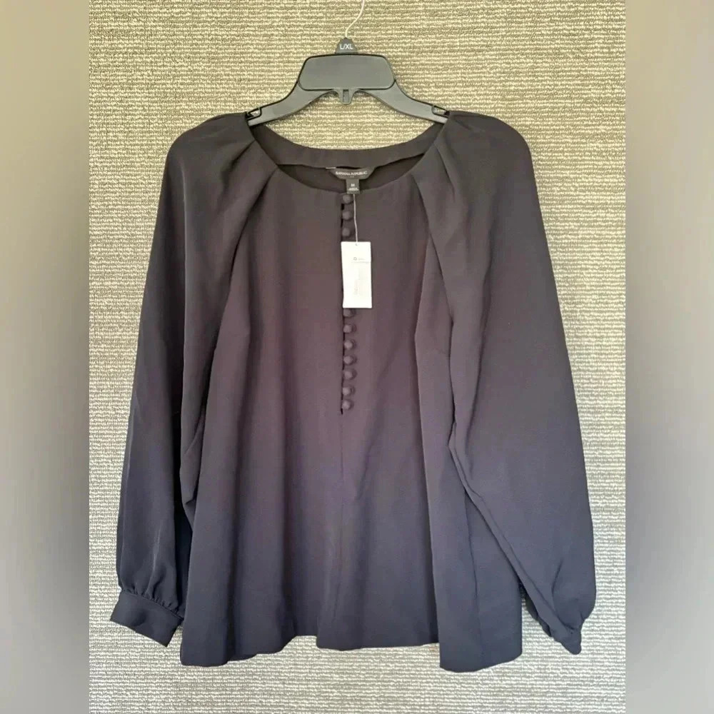 Banana Republic Black Long Sleeve Blouse NWT Size Medium​